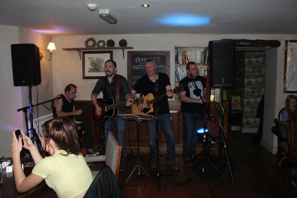 The Boot Inn Bagian luar foto